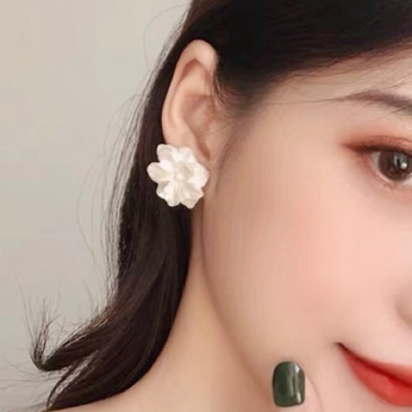 ❣️$25/3❣️ Big Light Weight White Flower Stud Earrings - Picture 2 of 9